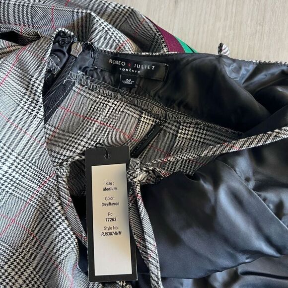 Romeo + Juliet women’s jumpsuit size medium - Picture 5 of 7